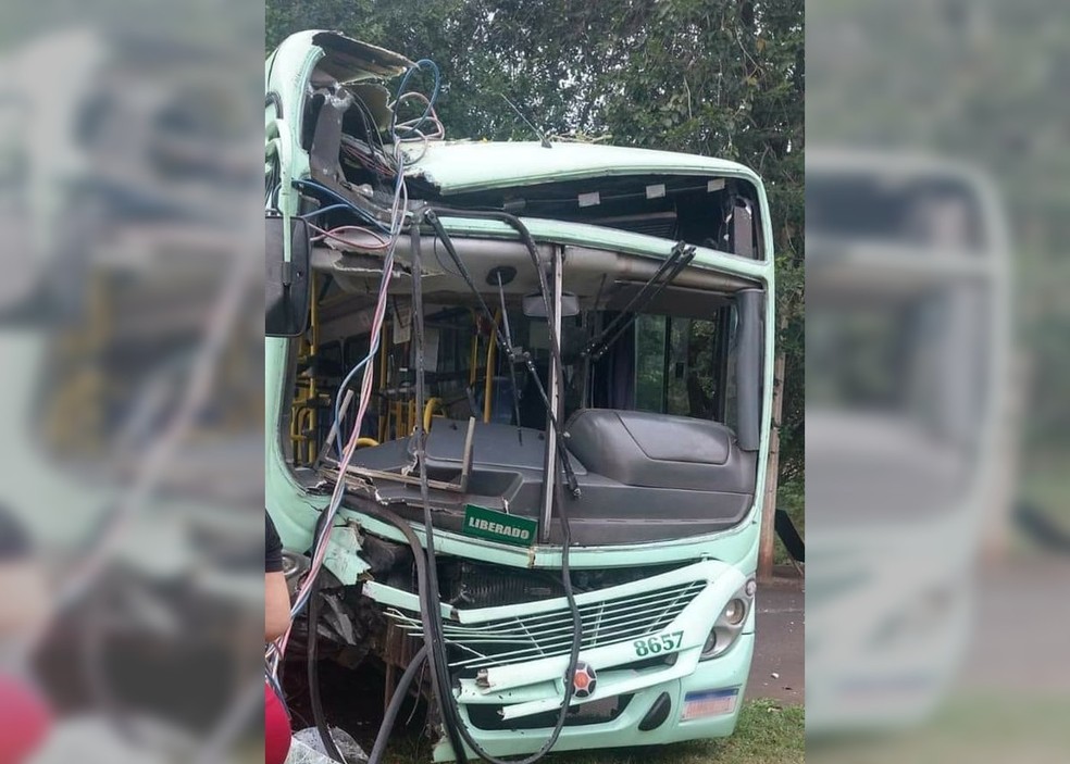 Teto do ônibus urbano acabou rompido após batida contra poste em Jaú — Foto: Arquivo pessoal