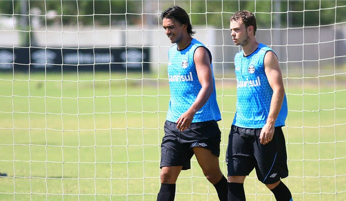 Sem Barcos, Felipão usa Coelho e inicia treino com dois centroavantes