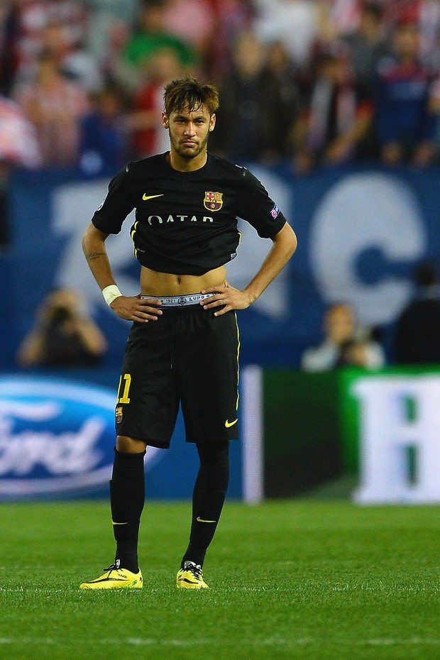 Neymar mostra a cueca com logo do patrocinador (Foto: Getty Images)
