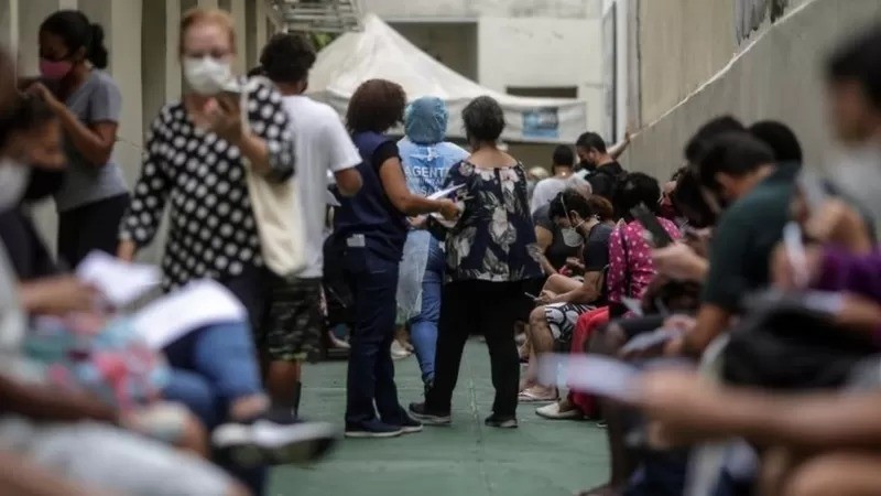 Pessoas aguardando testagem de covid-19 no Rio; embora novo pico não tenha sido acompanhado de aumento em casos graves, equipes de saúde estão fragilizadas e desfalcadas (Foto: EPA)