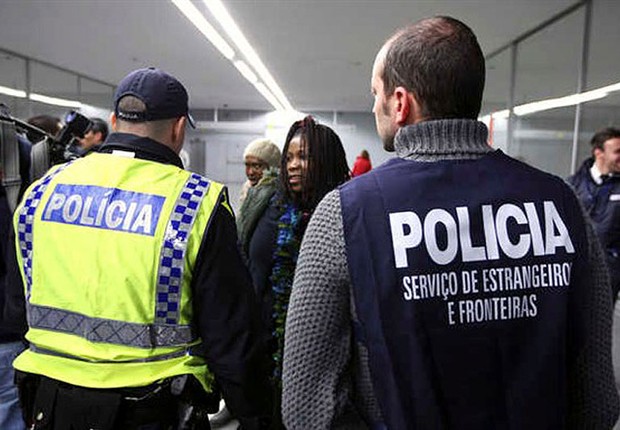 Policiais conferem chegada de imigrantes no aeroporto internacional de Lisboa, em Portugal (Foto: Reprodução/YouTube)