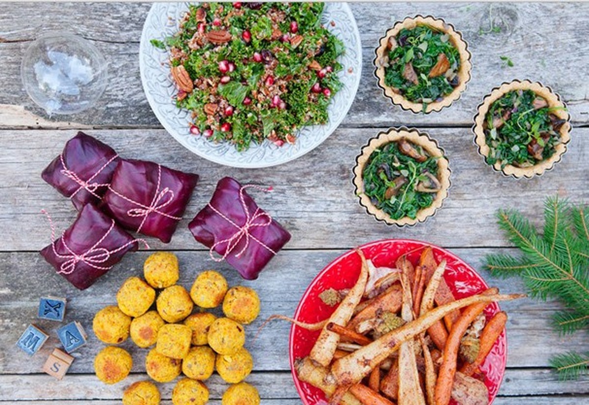 вегетарианский новогодний стол. холодные закуски для веганов. новогодние вегетарианские блюда. оригинальное украшение новогодних блюд. вегетарианский стол.