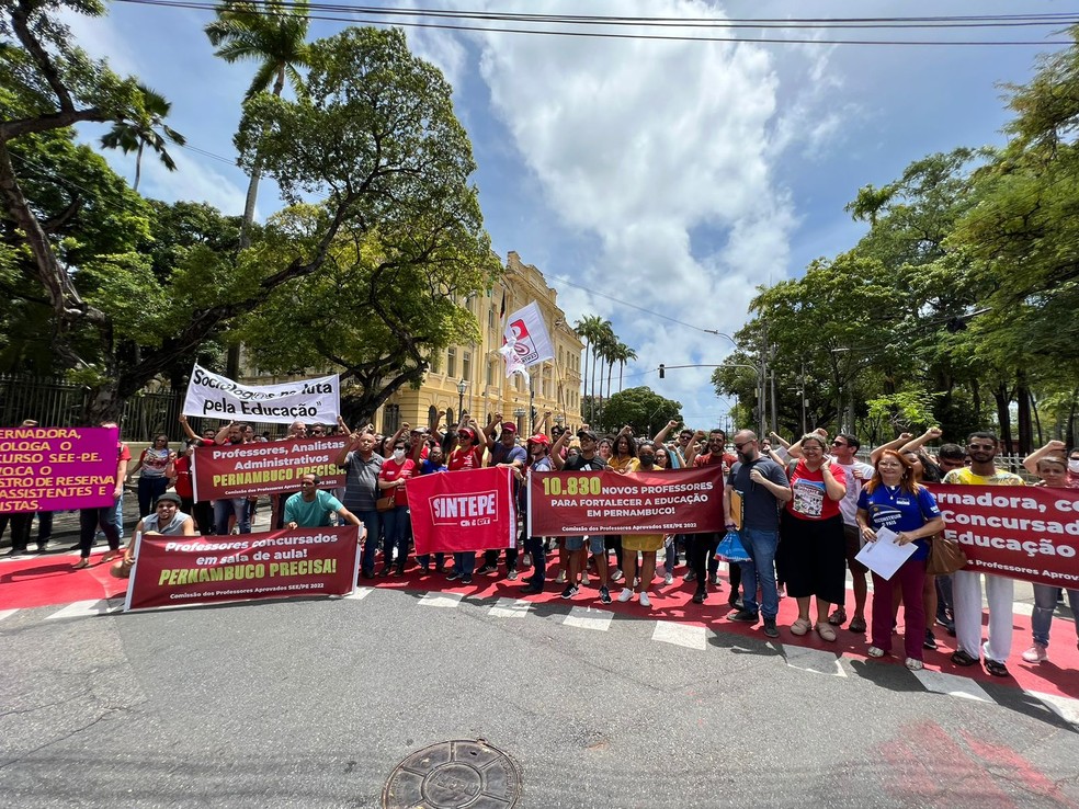 Professores aprovados em concurso de 2022 fizeram protesto na frente da sede do governo  — Foto: Reprodução/WhatsApp