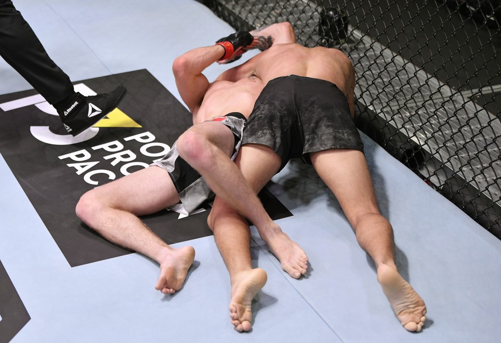 Brandon Royval finalizou Tim Elliott com um katagatame no UFC: Woodley x Burns — Foto: Getty Images