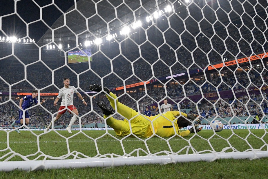 Alexis Mac Allister marca o primeiro gol da Argentina na partida