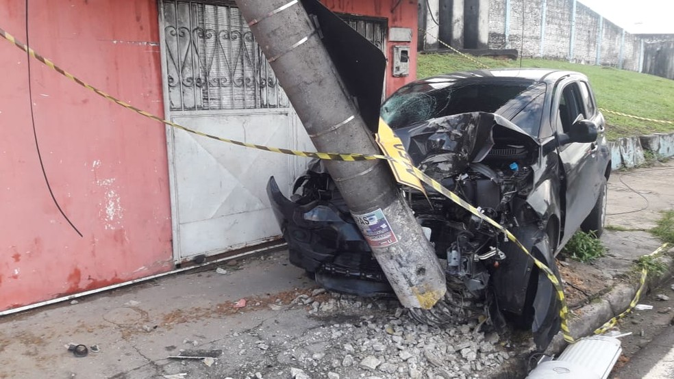 ApÃ³s atropelamento, condutor ainda bateu o carro em um poste (Foto: Rickardo Marques/G1 AM)