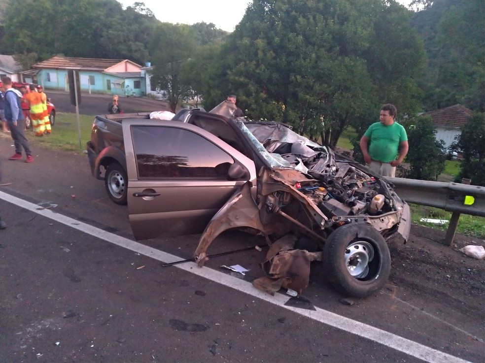 Um dos carros ficou destruído após a colisão  — Foto: Nayan Franco/Tua Rádio Cristal