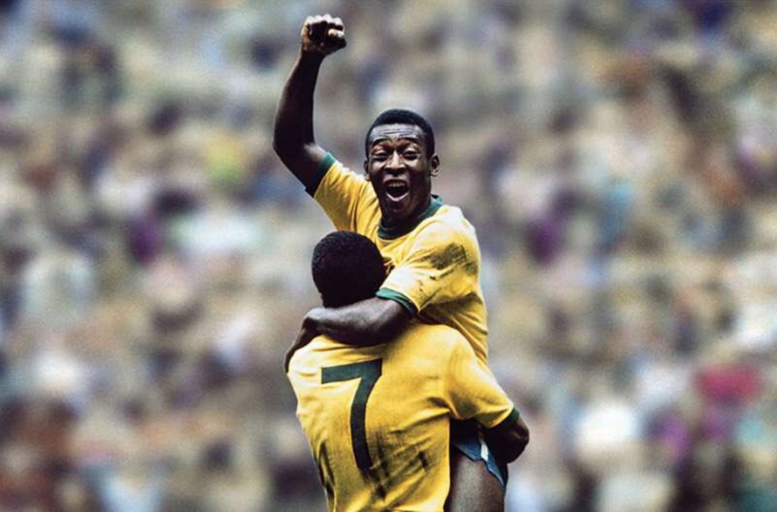 Pelé abraça Jairzinho no título da Copa de 1970: dupla marcou época naquela que é considerada a melhor seleção brasileira de todos os tempos — Foto: Divulgação/Fifa
