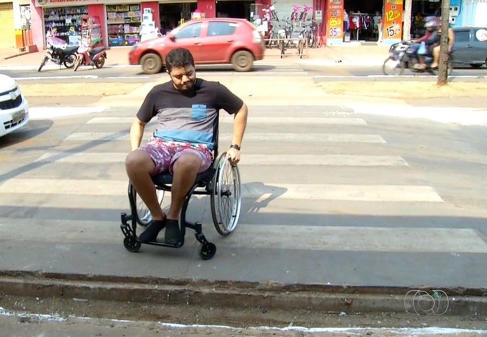 Cadeirantes sofrem com falta de acessibilidade em Palmas â Foto: ReproduÃ§Ã£o/TV Anhanguera