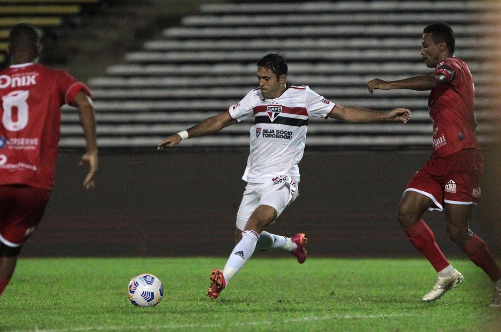 Eder aproveita chance no São Paulo e acirra disputa entre atacantes