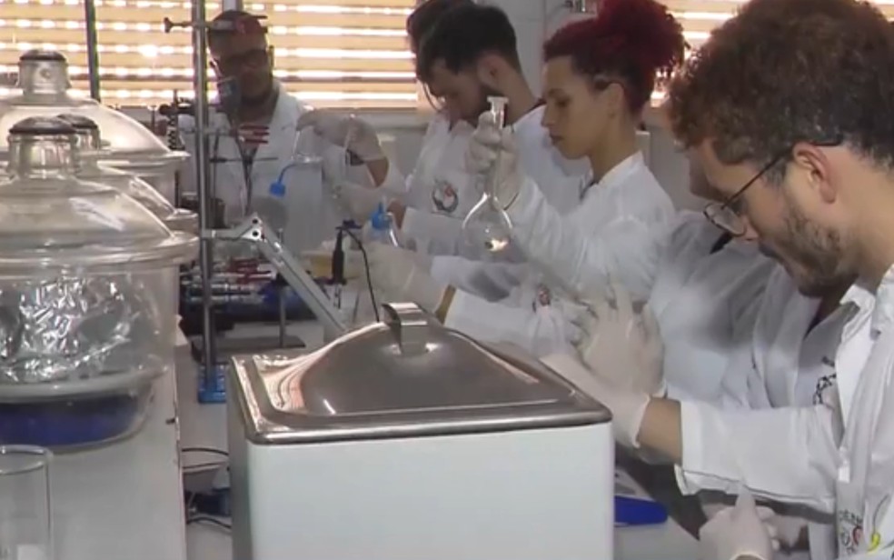 Alunos do curso de química auxiliam pesquisa há 12 anos — Foto: TV Subaé