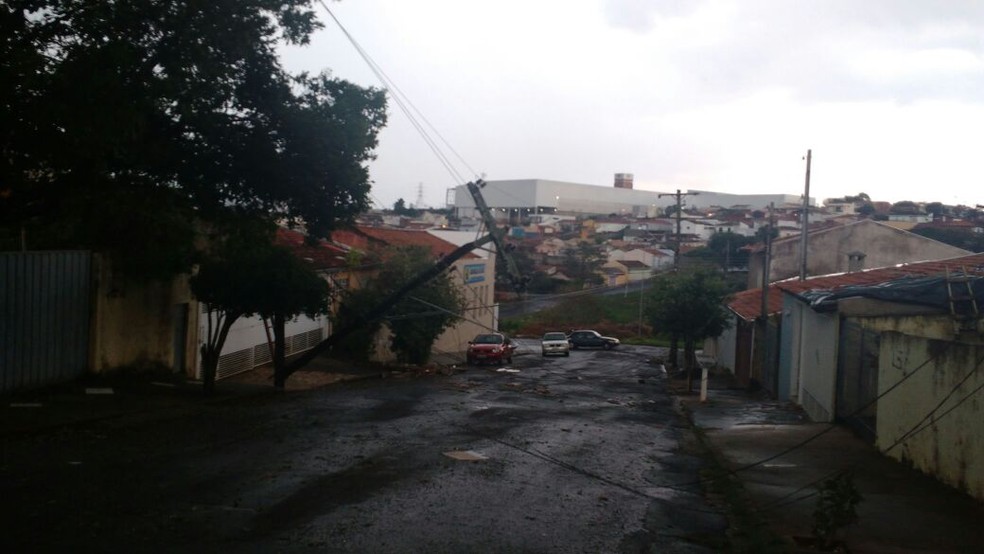 Postes ficaram pendurados com a força do vento em Marília (Foto: Prefeitura de Marília/Divulgação)