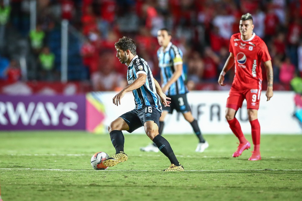 Lucas Silva vive boa fase no meio-campo e crava maior série como titular em cinco anos