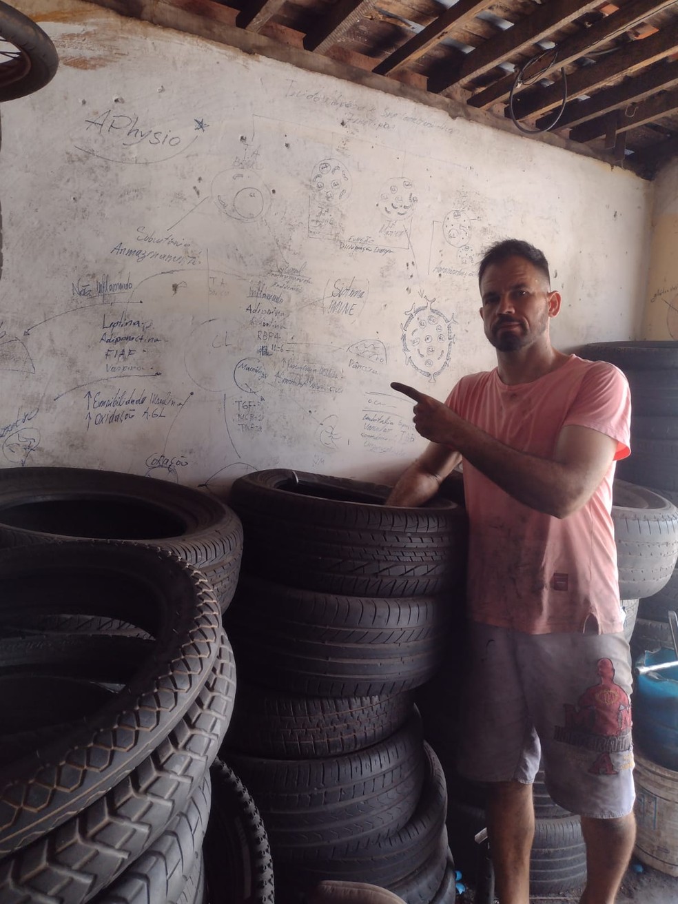 Vladimir mostra as paredes de borracharia na zona sul de Teresina rabiscada  — Foto: Arquivo Pessoal