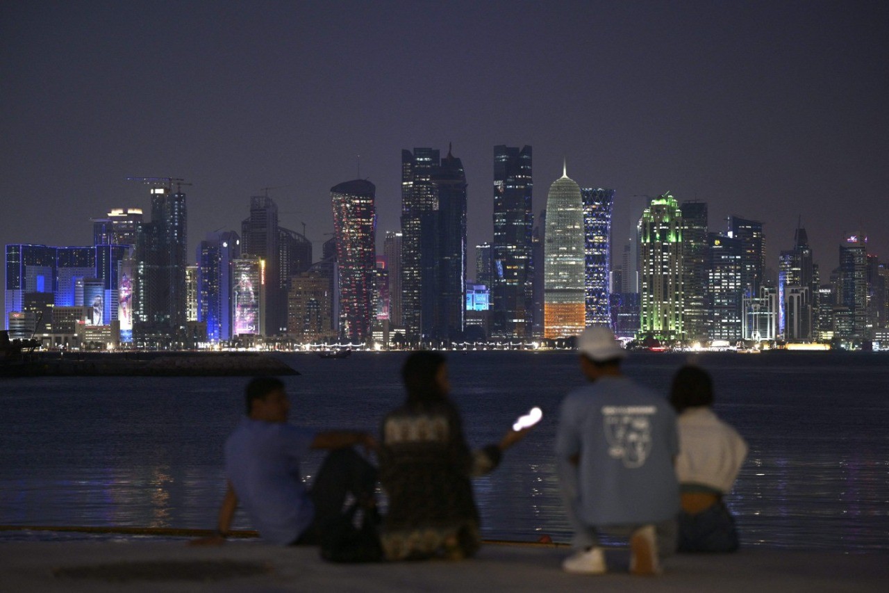 Turistas olham os prédios da cidade de Doha, no Catar — Foto: JUAN MABROMATA / AFP