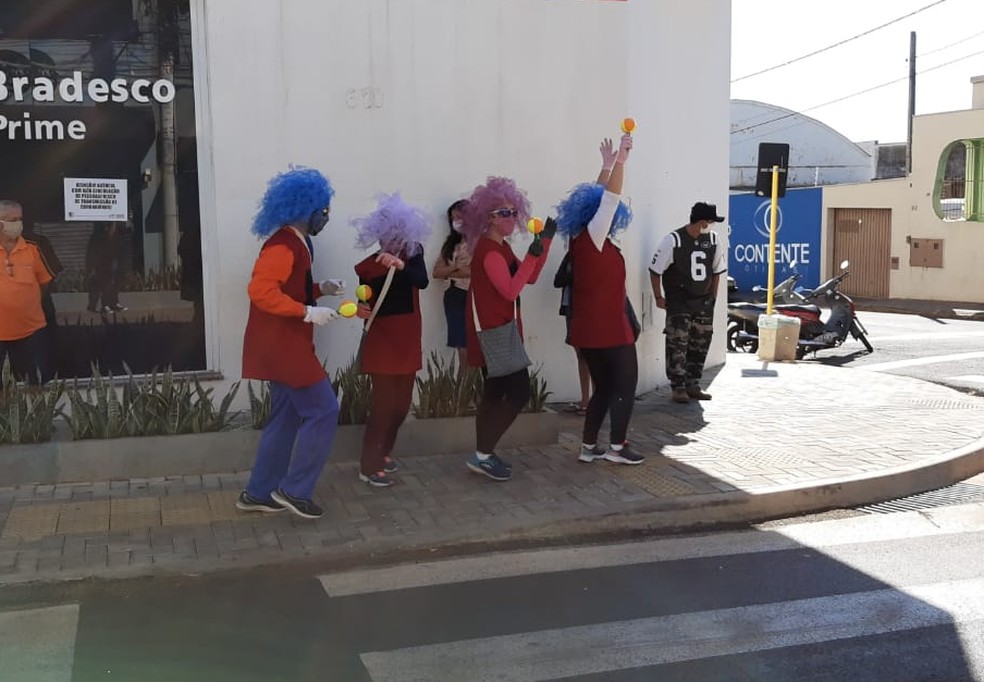 Personagens vestidos de "Coronavírus" festejam o fato de ter muitas pessoas nas ruas em Lençóis Paulista — Foto: Secretaria de Cultura de Lençóis Paulista/Divulgação