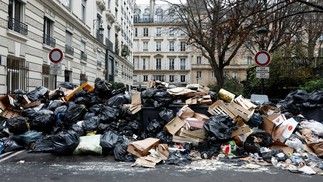 Pilhas de lixo não coletado em Paris, em  13 de março de 2023 — Foto: Benoit Tessier/Reuters