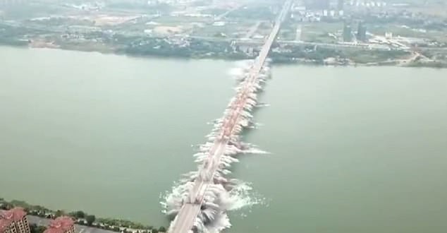 Ponte sendo demolida na China (Foto: Asia Wire/ Reprodução)