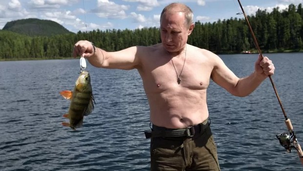 Viagem de pesca na Sibéria foi outra chance para Putin posar sem camisa (Foto: GETTY IMAGES via BBC)