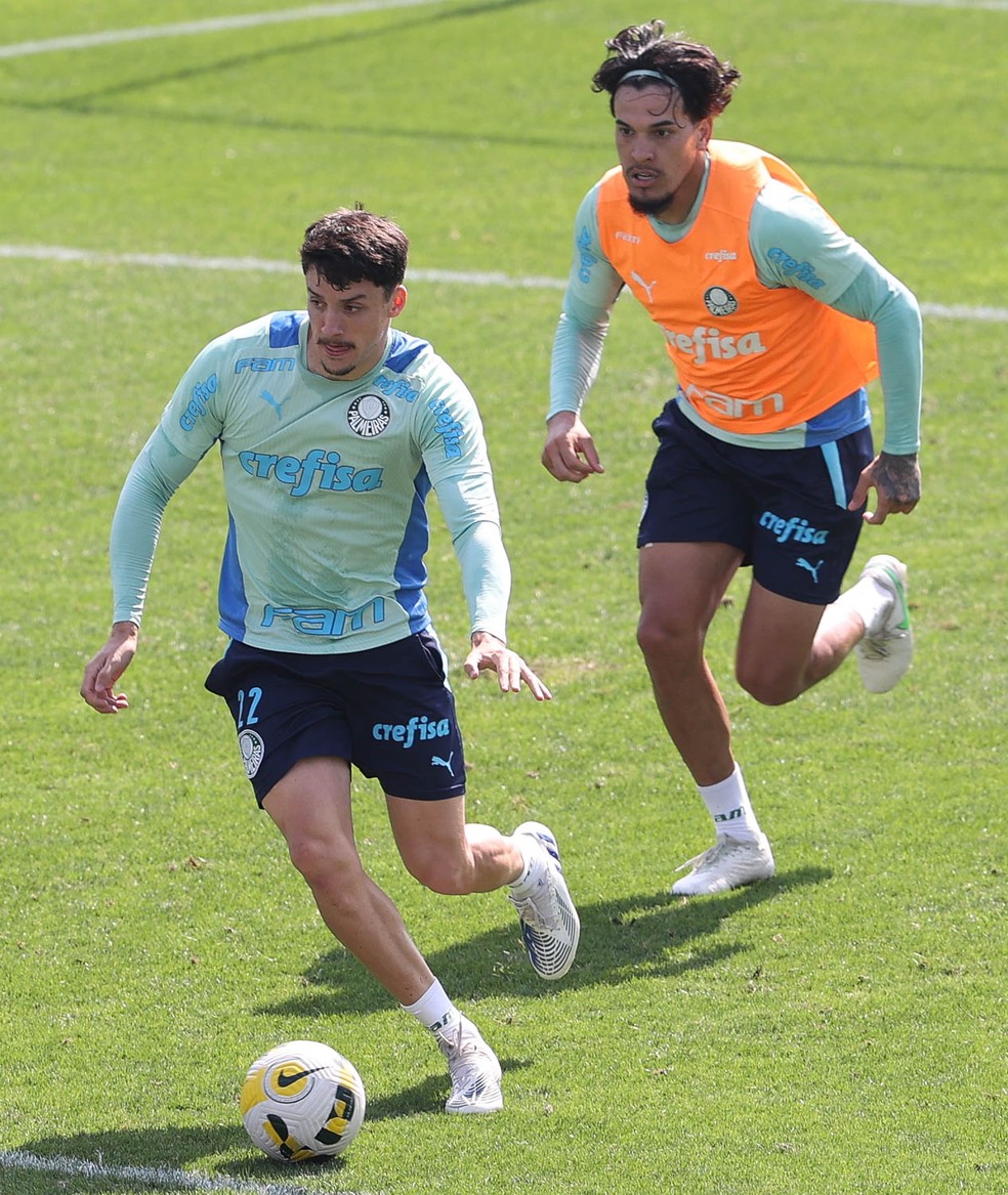 Piquerez e Gustavo Gómez em treino do Palmeiras na Academia de Futebol — Foto: Cesar Greco