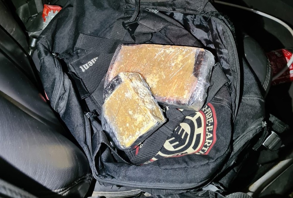 Droga estava no banco traseiro do carro, disse a polícia — Foto: Polícia Civil/Divulgação