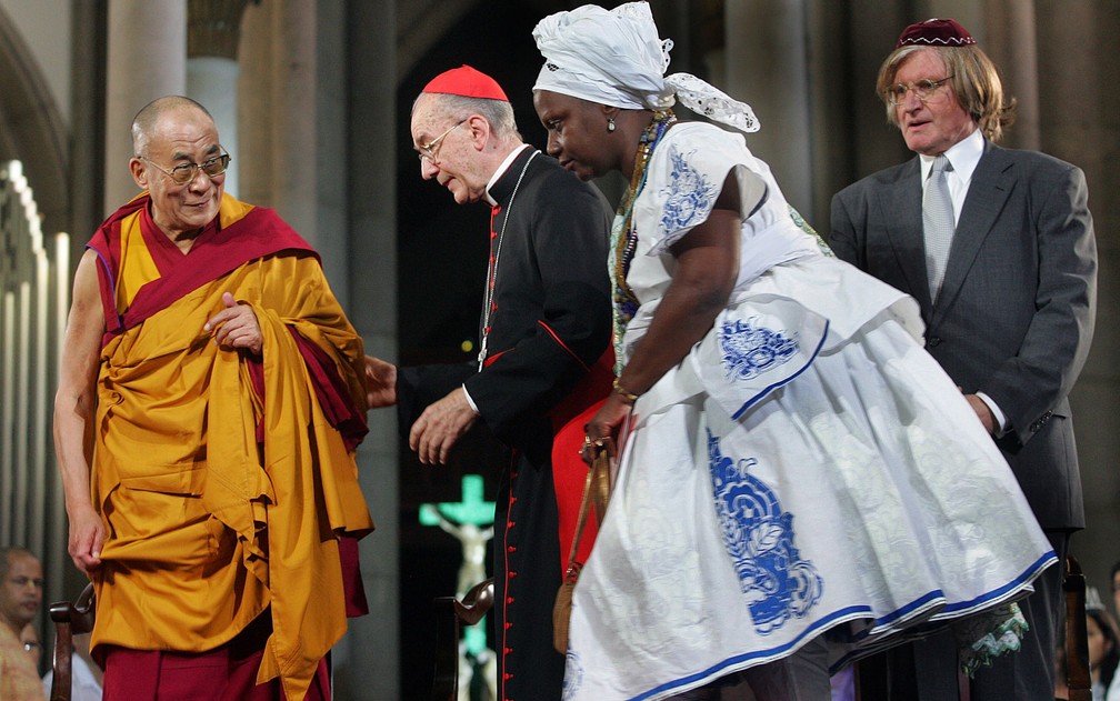  O líder espiritual Dalai Lama Tenzin Gyatso (esq.) é visto durante ato ecumênico na Praça da Sé, no Centro de São Paulo, do qual participaram também Dom Cláudio Hummes (centro) e Henry Sobel (dir.), em abril de 2006 — Foto: Evelson de Freitas/Estadão Conteúdo/Arquivo