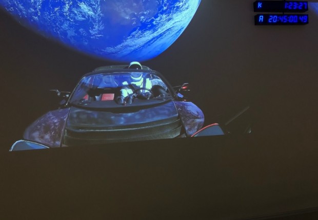 Tesla Roadster, com o robô Starman ao volante, após o lançamento do Falcon Heavy (Foto: Divulgação Elon Musk Twitter)
