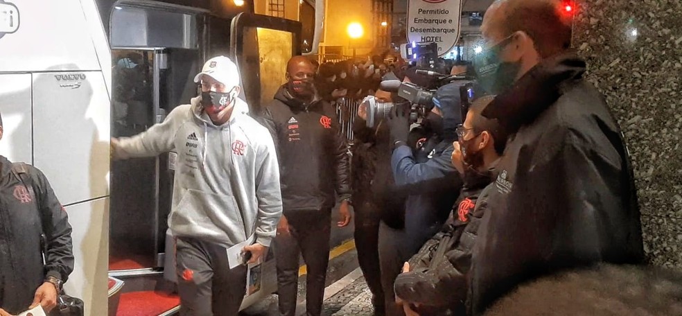 Pedro na chegada do Flamengo a Curitiba — Foto: Felipe Schmidt