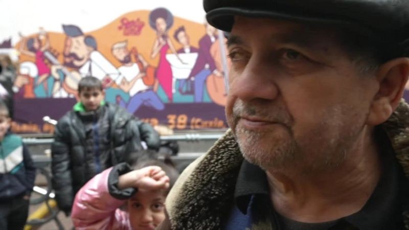'Ninguém está nos ouvindo', diz Pavel, um avô em uma família de roma (Foto: BBC News)