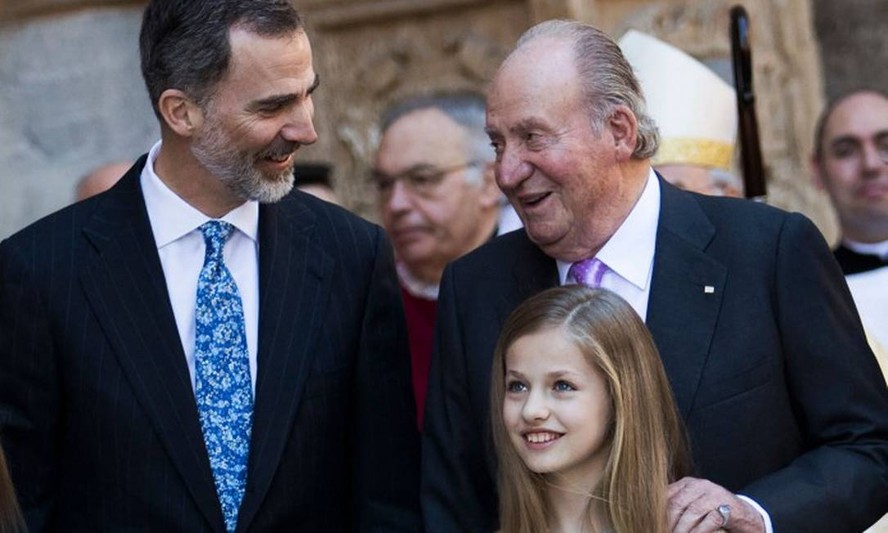 Rei emérito Juan Carlos, com seu filho, Felipe IV, atual rei da Espanha, e sua neta Leonor em 2018