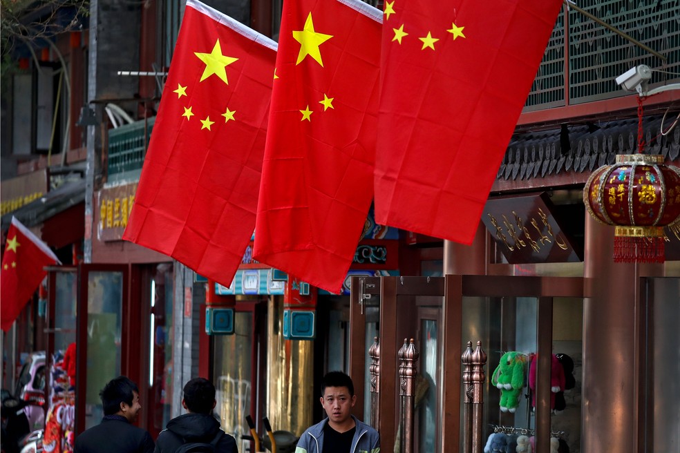Bandeiras da China decoram a capital Pequim. — Foto: Andy Wong/ AP