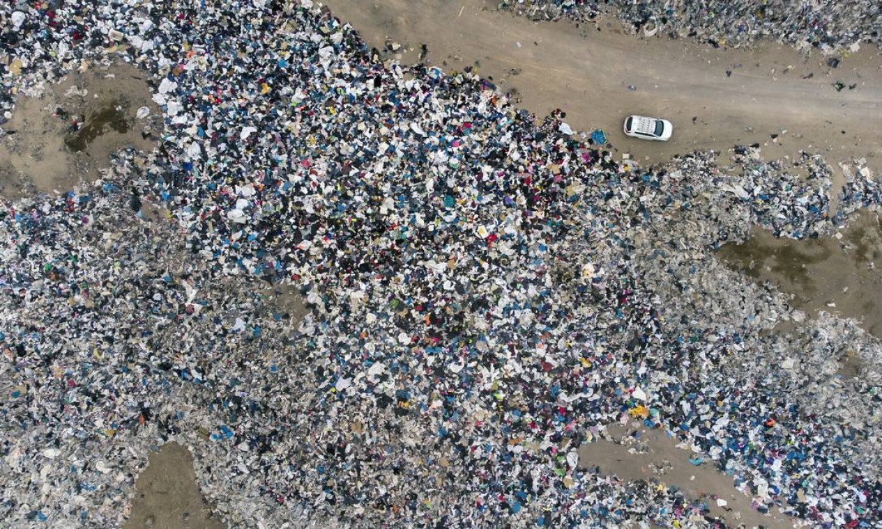 Vista aérea das toneladas de roupas descartadas nas colinas do deserto do Atacamo, na região de Alto Hospício  — Foto: MARTIN BERNETTI / AFP