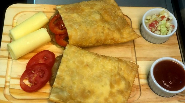 Feirante viraliza com pastel e coxinha em formato de capivara e