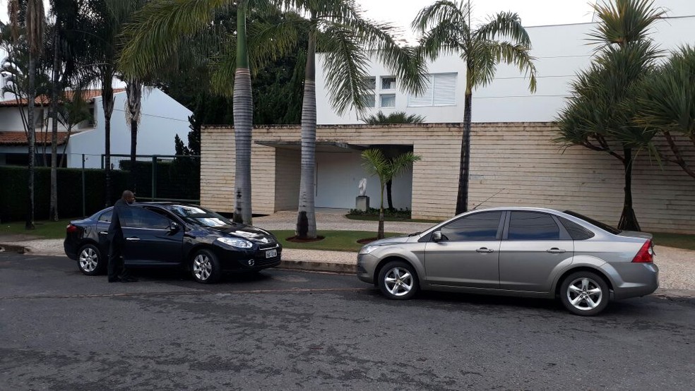 Equipe da Polícia Federal em frente a residência do senador Aécio Neves em Brasília (Foto: Marcione Santana/TV Globo)