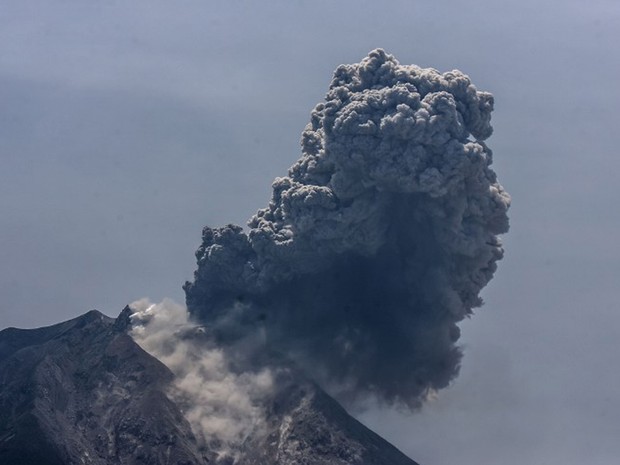 Vulcão Sinabung, na província de Sumatra do Norte, entrou em erupção e lançou uma fumaça e cinzas a mais de dois quilômetros de distância da cratera (Foto: YT Haryono / AFP)