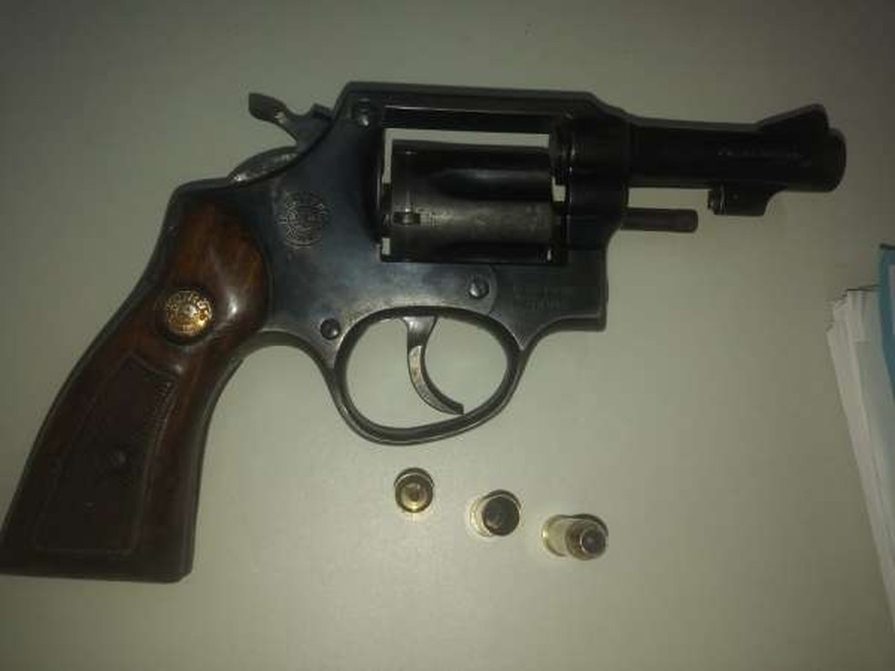 Arma de fogo apreendida pela polícia com o suspeito — Foto: Reprodução/SSPDS