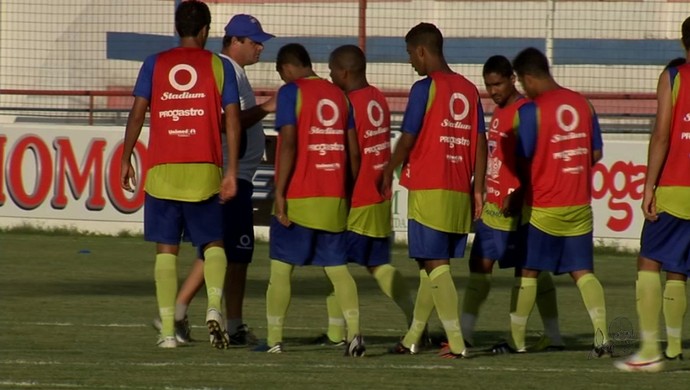 Vica pede concentração ao time para vencer o Confiança (Foto: Reprodução / TV Verdes Mares)
