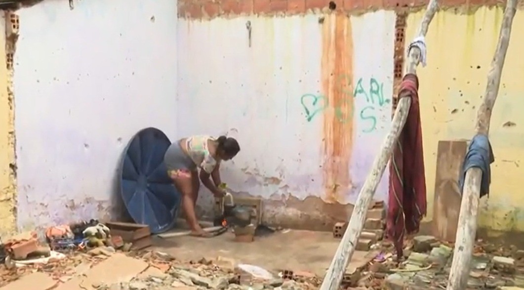 'Ou eu penso no gás ou no alimento': com alta do gás, famílias pobres cozinham em fogo a lenha