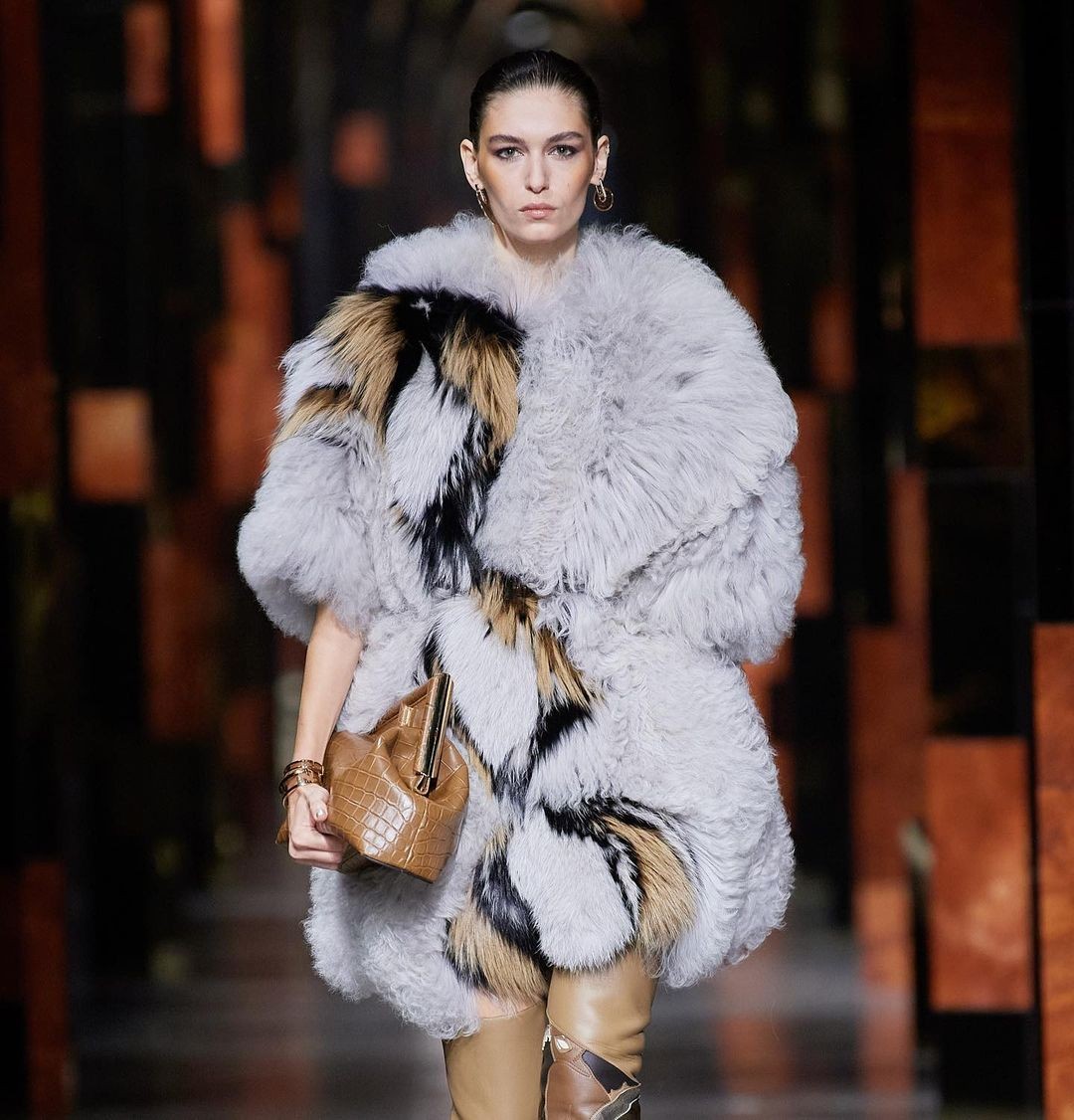 Rayssa Medeiros desfila para a Fendi na Semana de Moda de MIlão (Foto: Reprodução / Instagram)