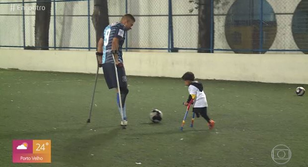 Pai e filho têm problema na perna e usam muletas — Foto: TV Globo