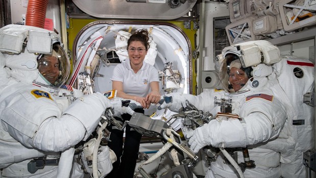 A astronauta da Nasa, Christina Koch (centro), faria parte da missão história ao lado de Anne McClain (Foto: Divulgação/Nasa)