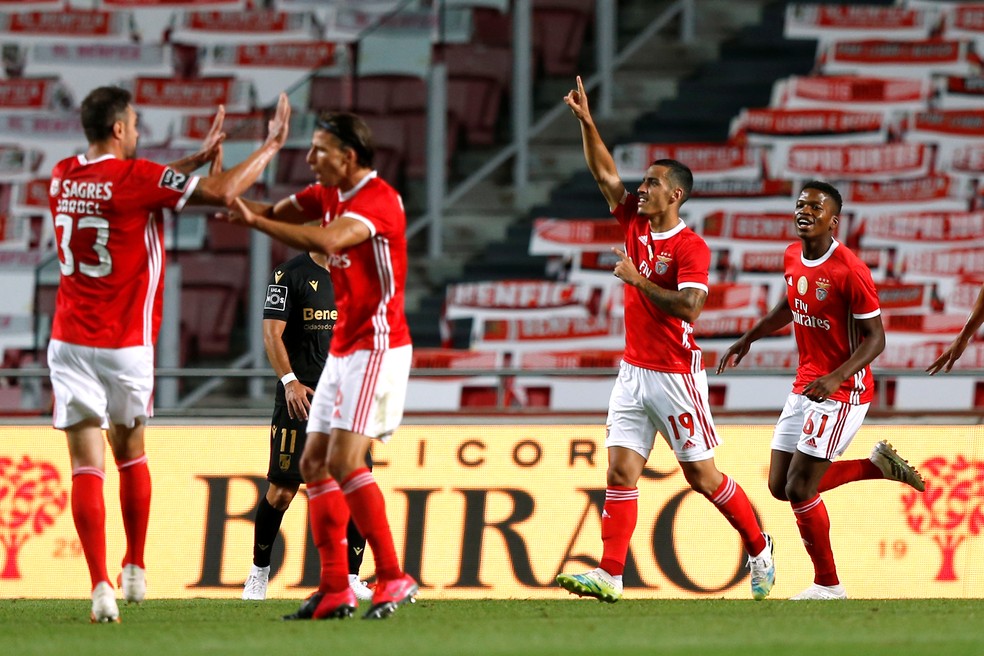 Benfica Vence O Vitoria De Guimaraes Por 2 A 0 E Mantem Fio De Esperanca No Portugues Futebol Portugues Ge
