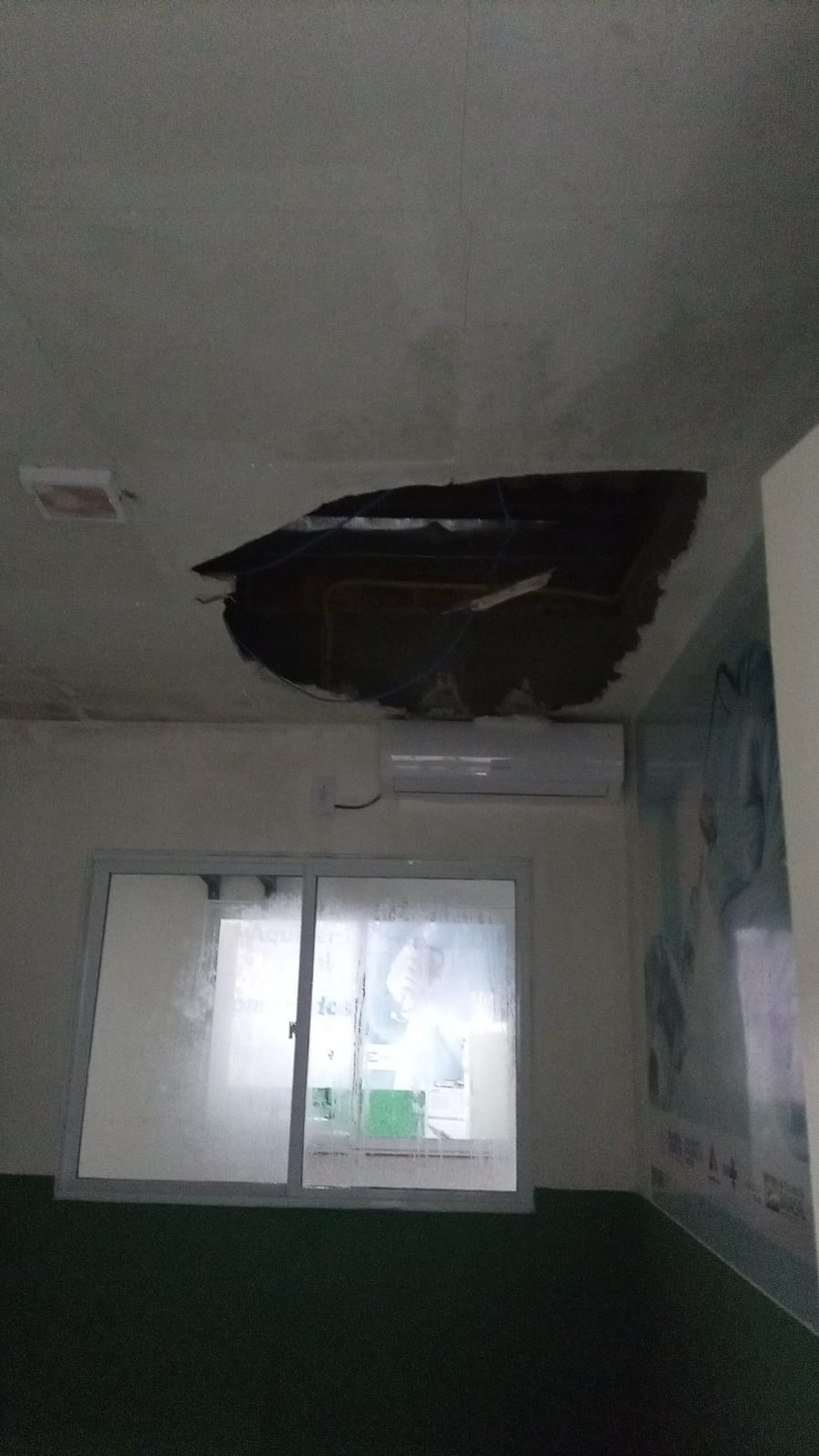 Parte do teto da unidade de saúde desabou por causa da chuva — Foto: Ascom Prefeitura