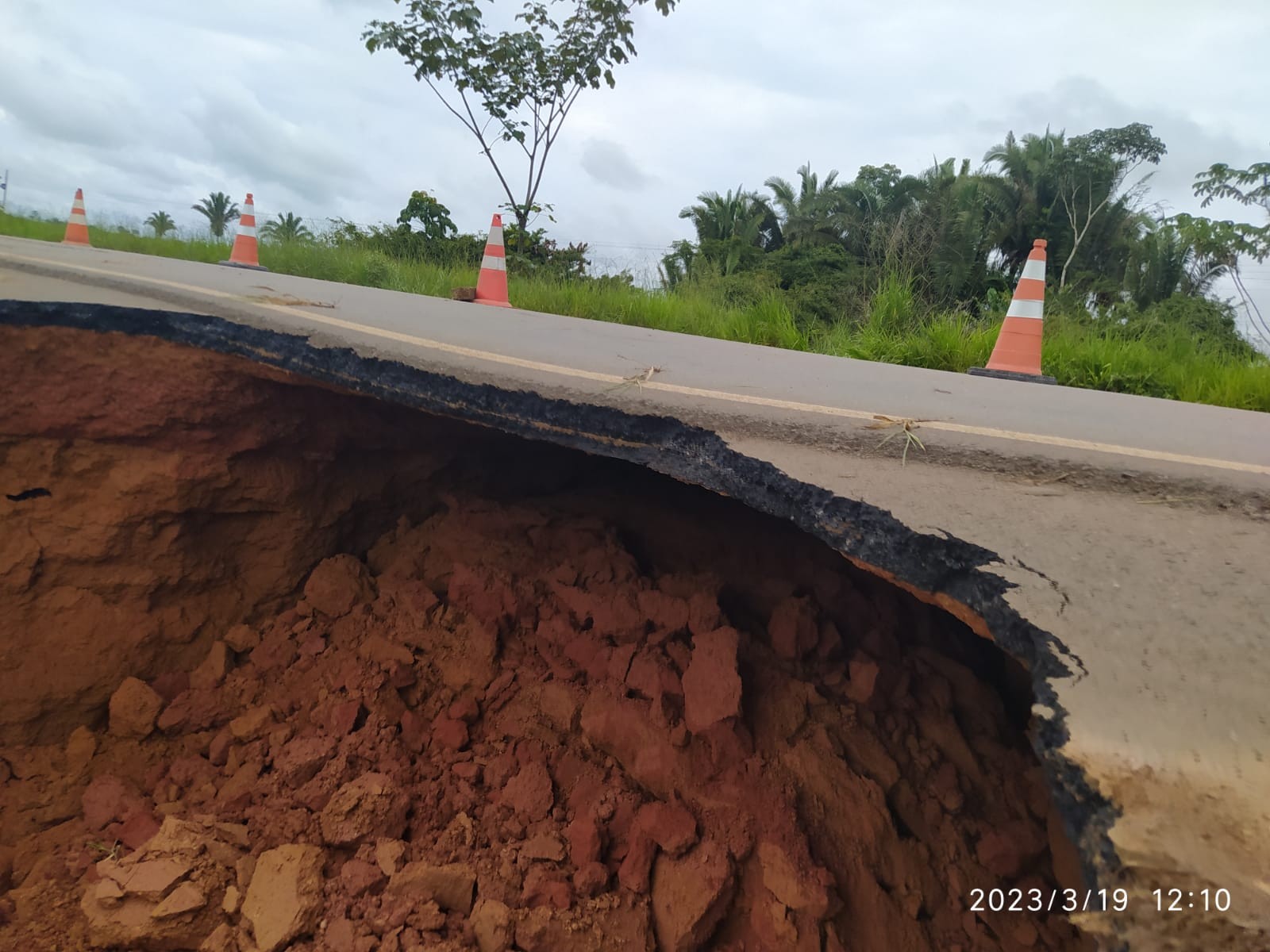 Cratera na BR-364: não há previsão para liberação da rodovia entre RO e AC, diz PRF