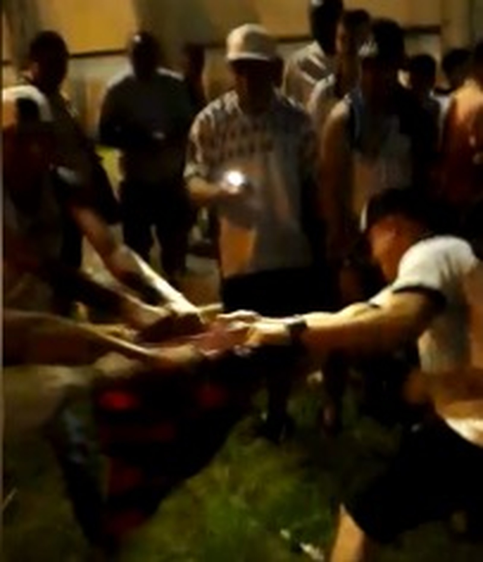 Vídeo: torcedor do Flamengo é agredido com socos e tem camisa rasgada em jogo do Vasco no ...