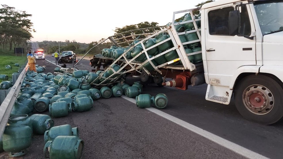 Carga de botijão de gás caiu sobre a pista, mas não houve vazamento — Foto: Polícia Rodoviária