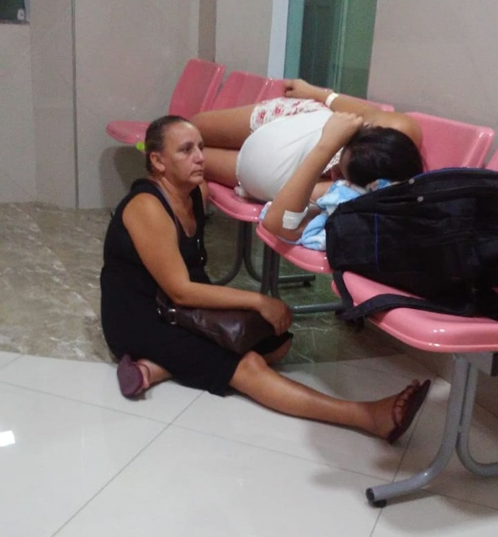 Evelin passou a noite deitada nas cadeiras da maternidade acompanhada mãe e do marido. — Foto: Arquivo Pessoal 