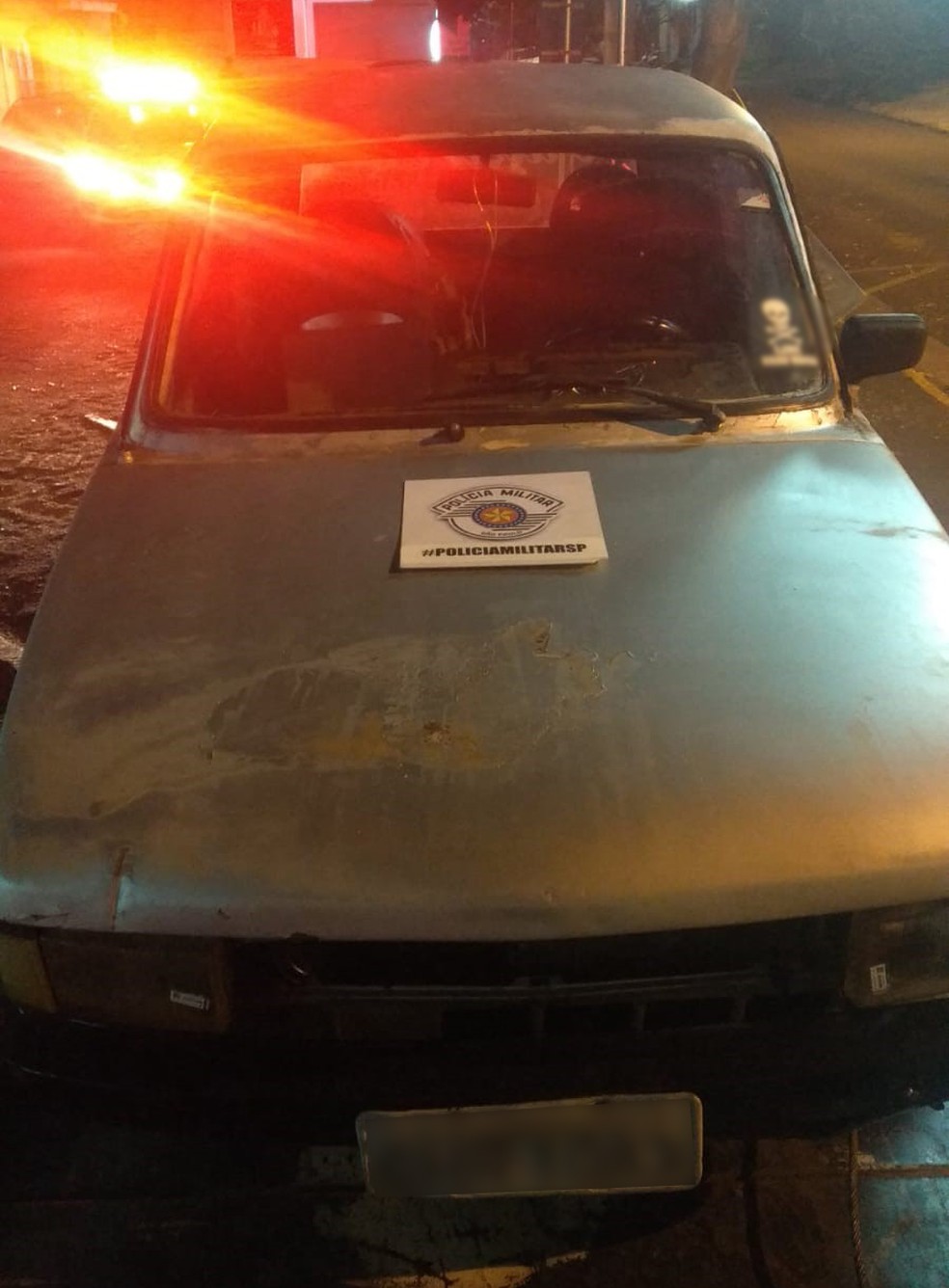 PM foi informada de que suspeito utilizava uma picape antiga para distribuir drogas na área da linha férrea — Foto: Polícia Militar 