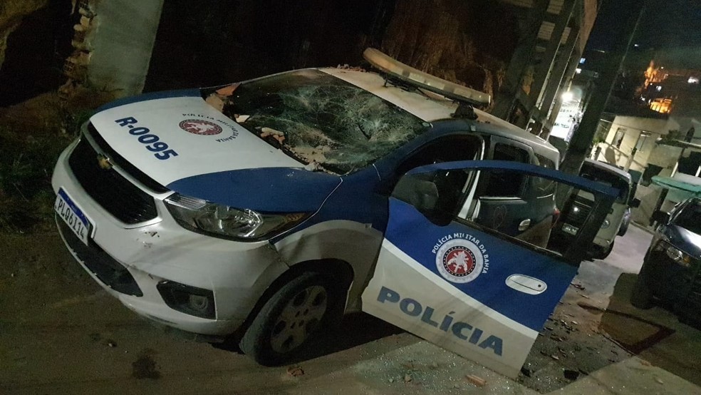 Viatura da Polícia Militar é depredada no bairro da Vila Canária, em Salvador — Foto: Reprodução / Redes Sociais