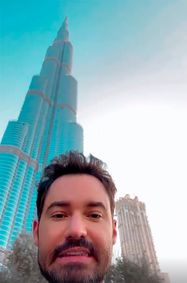 Fernando Zor se impressiona com o tamanho do Burj Khalifa, em Dubai (Foto: Reprodução/Instagram)